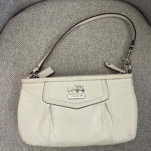 COACH- White Bag Smooth
Finish Classic Design